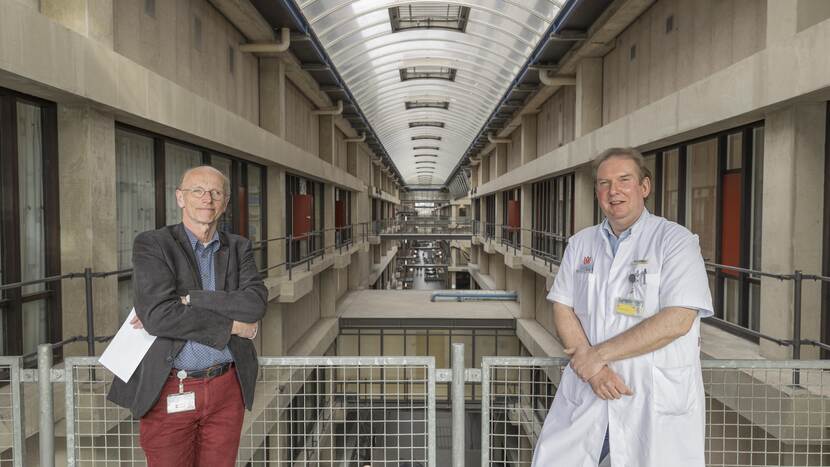 Afbeelding Dick Willems en Yvo Roos op de gang in het ziekenhuis