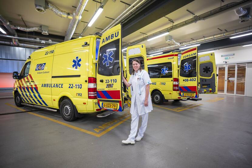 Afbeelding van SEH-arts Marlies Morsink bij de ambulances